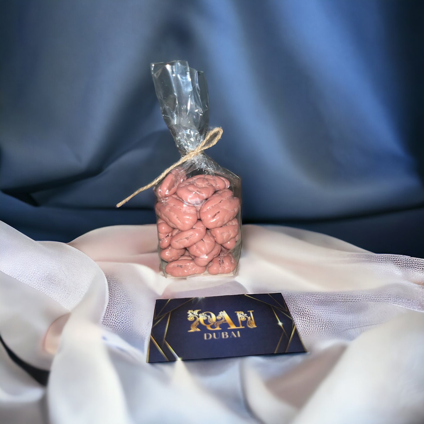 Les noix de pécan au chocolat Ruby sont une délicieuse gourmandise. Le chocolat Ruby est unique car il a une couleur rose naturelle et un goût fruité. Les noix de pécan sont croquantes et se marient parfaitement avec la douceur du chocolat Ruby. C'est une combinaison irrésistible !